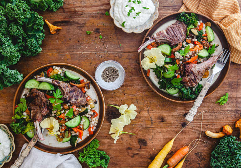 Lammkotletter med fetaostöra och sallad.