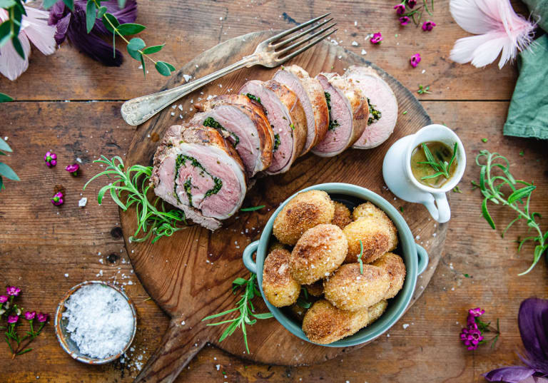 Lammporchetta med krispig potatis och örtsky.