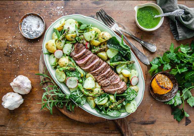 Grillat lamm med primörsallad.