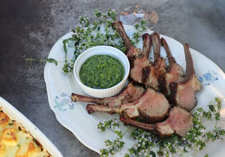 Lammracks med örtdipp och potatisgratäng.