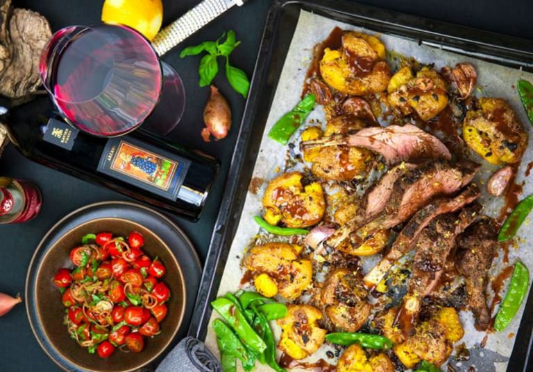 Lammracks med tomatsallad och smashade potatisar, till Xavier Vignon Cairanne