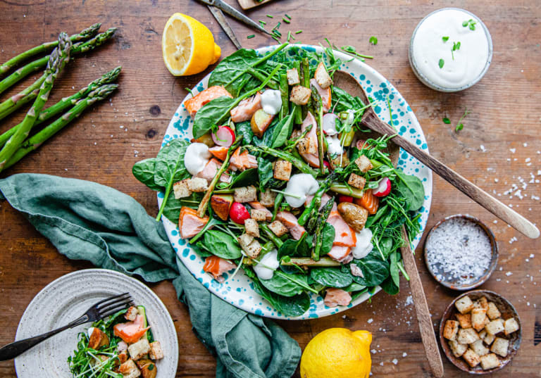 Sallad med varmrökt lax och primörer.