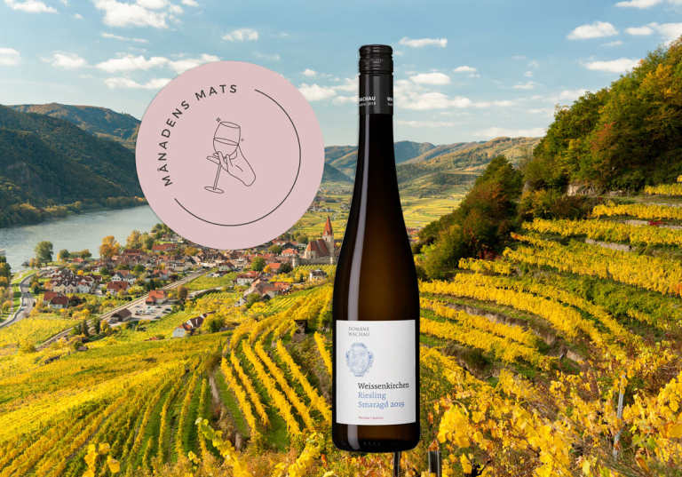 Domäne Wachau Weissenkirchen Riesling Smaragd är Månadens Mats i augusti 2025.
