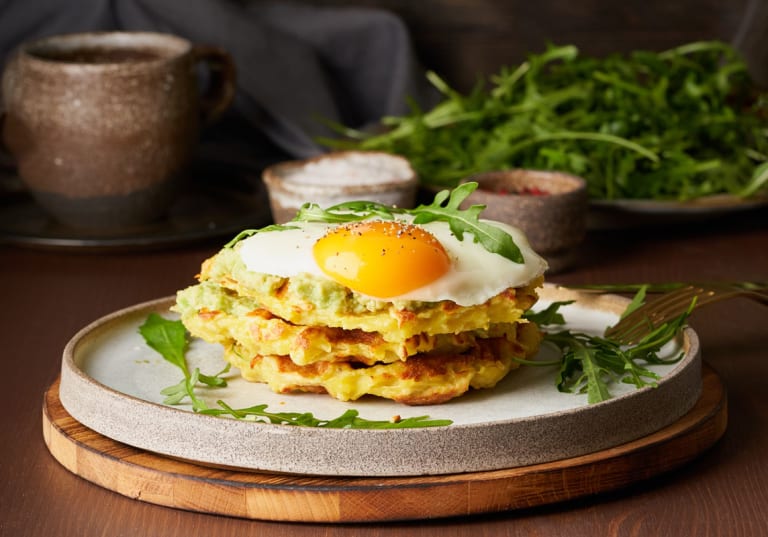 Matiga våfflor med ägg och avokado.