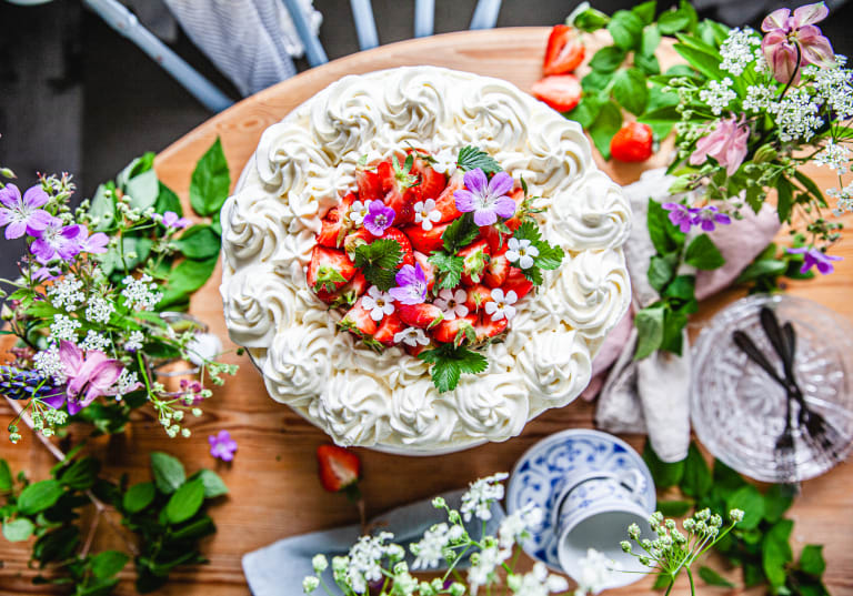 Midsommartårta med vit choklad och jordgubbar