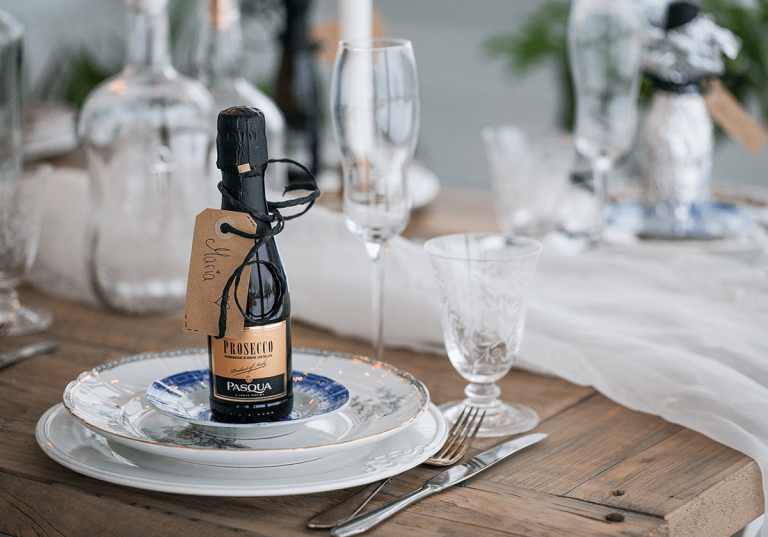 Nyårsdukning med en liten flaska bubbel per person