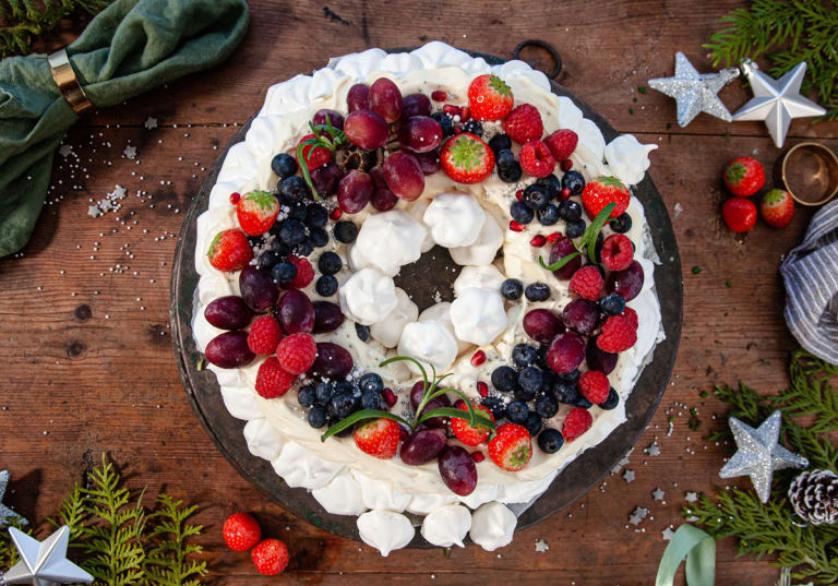 Pavlova med vit choklad och bär.