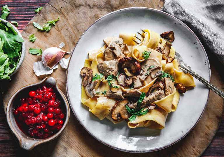 Krämig älgpasta med syrad grädde, svamp och rårörda lingon