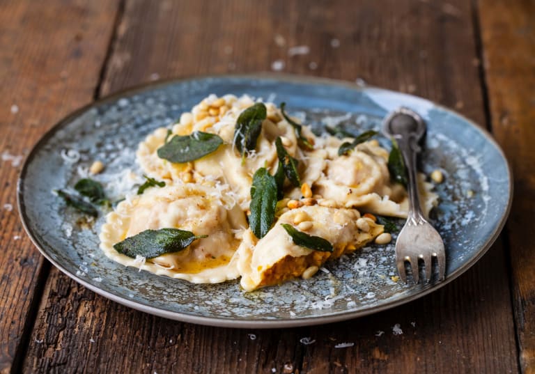 Ravioli med salvia, pinjenötter och skirat smör.