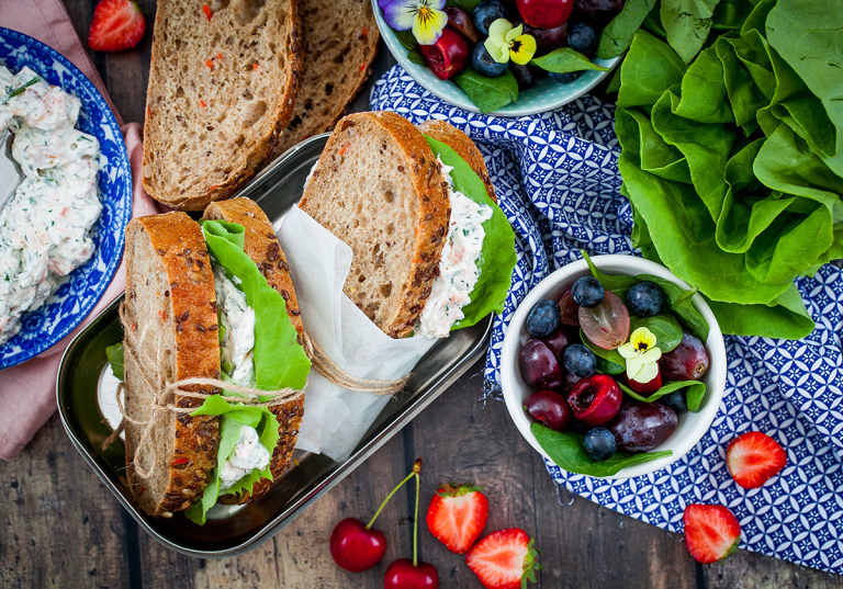 Picknicksmörgås med laxröra och färggrann sallad