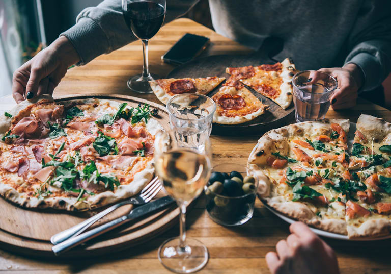 Hemmagjord pizza med räkor och jordgubbar