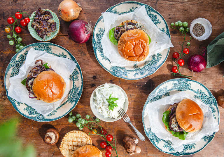 Vegetariska hamburgare med portabello och blåmögelost.