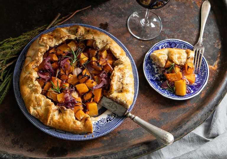 Pumpagalette med getost och karamelliserad rödlök