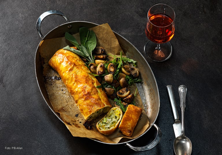 Purjolöksstrudel med champinjoner och ett glas Kein Name Zweigelt Rosé