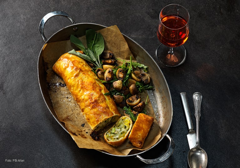 Purjolöksstrudel med champinjoner och ett glas Kein Name Zweigelt Rosé