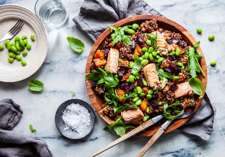 Quinoasallad med stekt lax och pestomozzarella