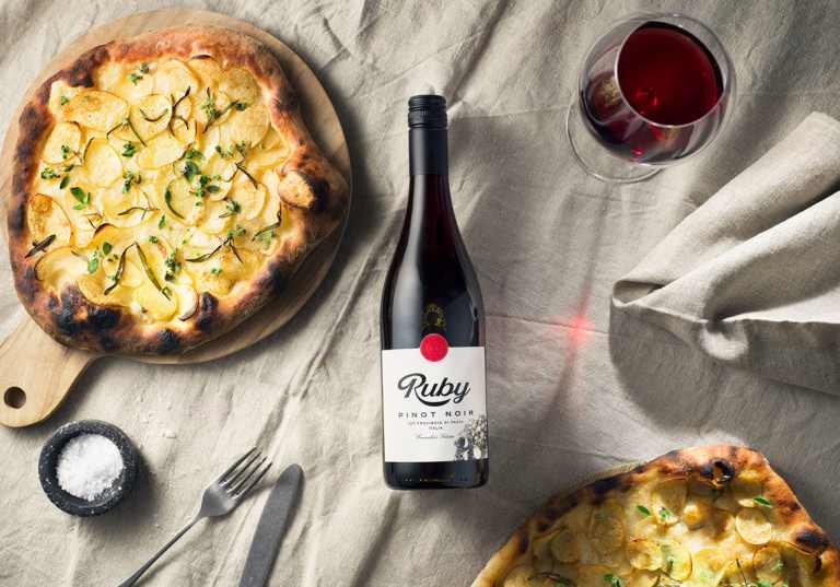 Vit pizza med Ruby Pinot Noir.