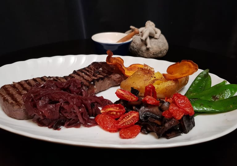 Ryggbiff med mandelpotatis och portvinsbräserad lök.
