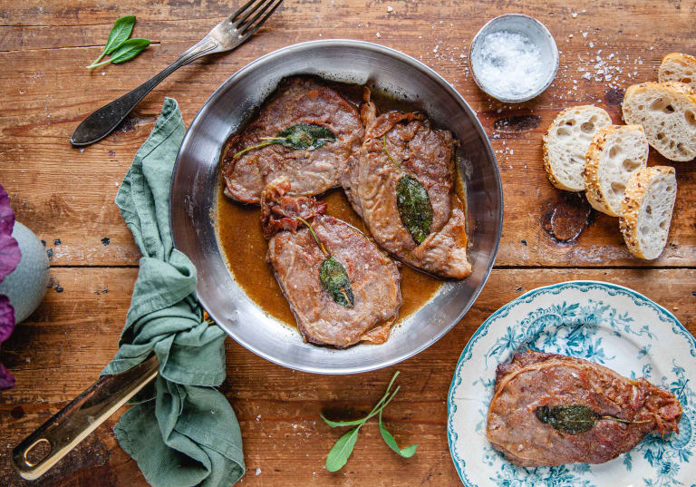 Saltimbocca, tre kalvskivor i en stekpanna.