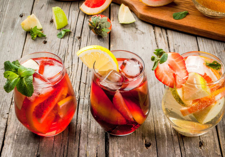 Tre olika sorters sangria: Sangria på rosé, sangria på rödvin och sangria på vitt vin.