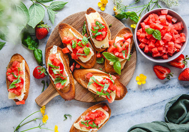 Snittar med brieost och vattenmelon