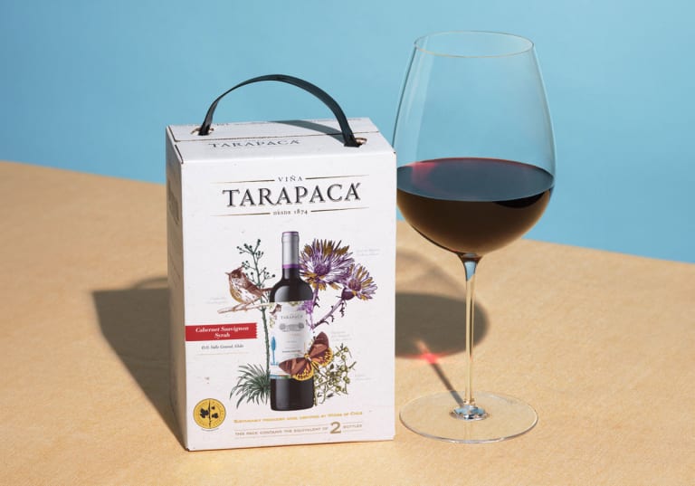 Tarapaca Biodiversity Cabernet Sauvignon Syrah, blå bakgrund.