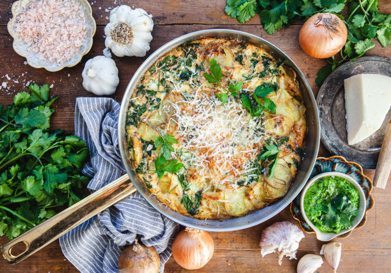 Tortilla med manchego och mojo verde.