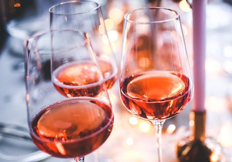 Tre glas rosévin