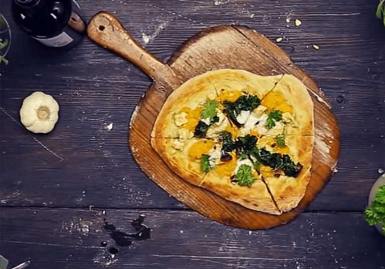 Vegansk pizza med pumpa