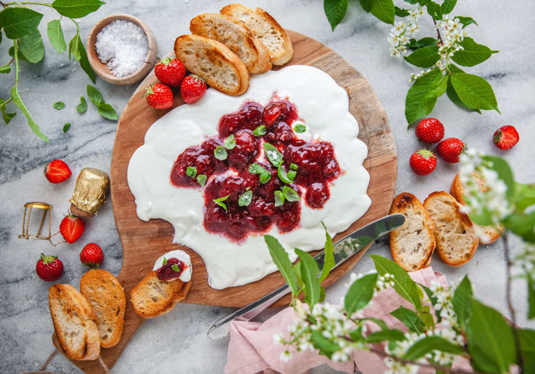 Vispad fetaost med balsamvinägerkokta jordgubbar.