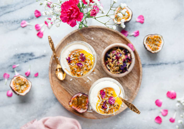 Vit chokladmousse med passionsfrukt och mango.