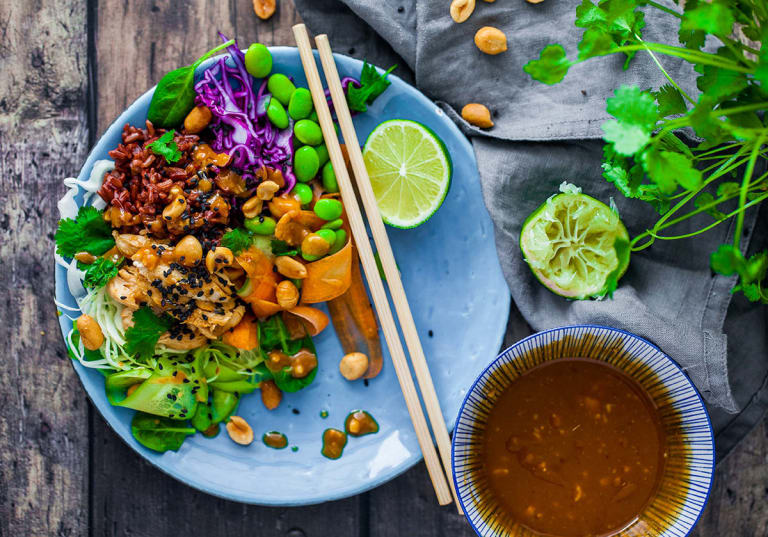 Asiatisk kycklingsallad med jordnötsdressing