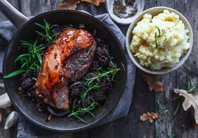 Björnbärsglaserad kalkonbröstfilé med potatismos och rostad vitlök.