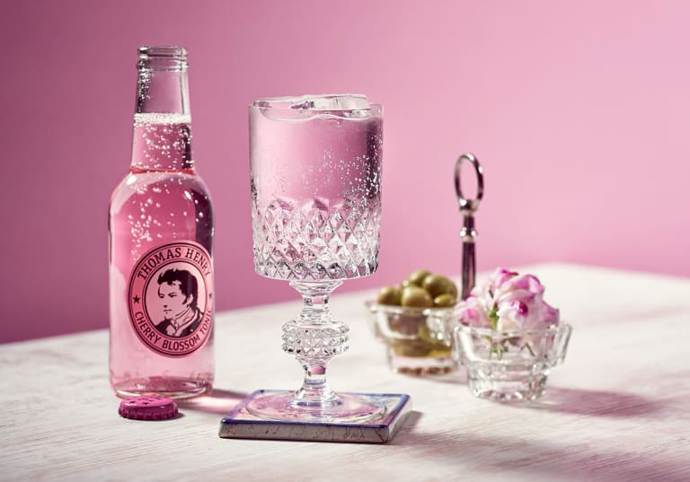 Bloomy Cup, cocktail med vermouth och Thomas Henry Cherry Blossom Tonic