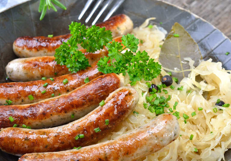 Hemlagad bratwurst med surkål