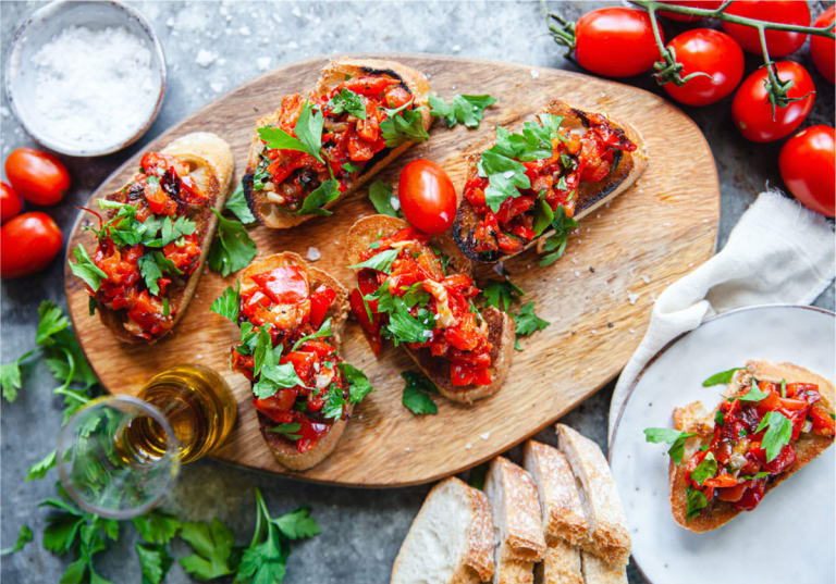 Italiensk bruschetta med smakrik paprikaröra