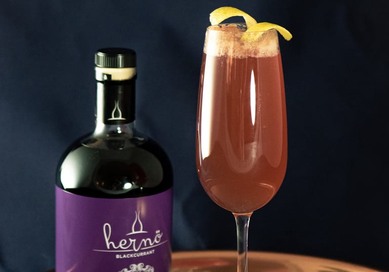 Hernö Blackcurrant och drinken Cassis Noir 75.