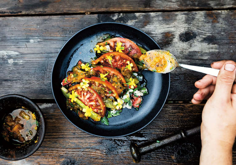 Ceviche på gös, råa tomater och salsa på grillade tomater