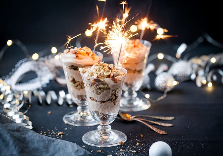 Sprakande nyårsdessert med choklad och biscotti med tomtebloss.