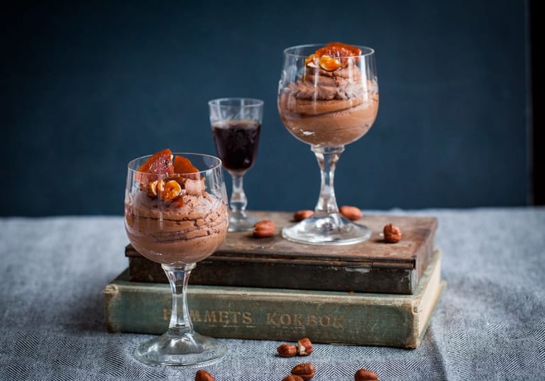 Chokladmousse med kanderade hasselnötter