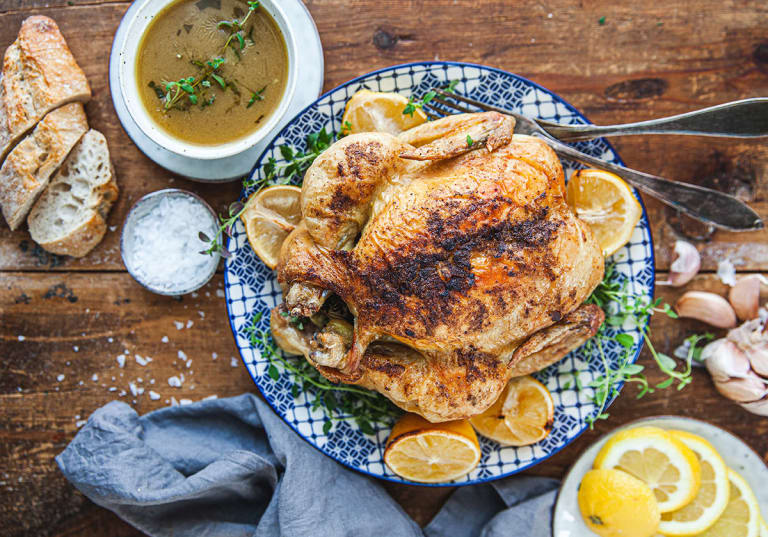 Citronkyckling med vitlök och timjan på fat