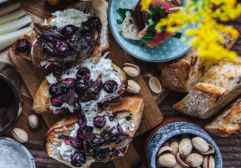 Crostini med manchego och karamelliserad schalottenlök