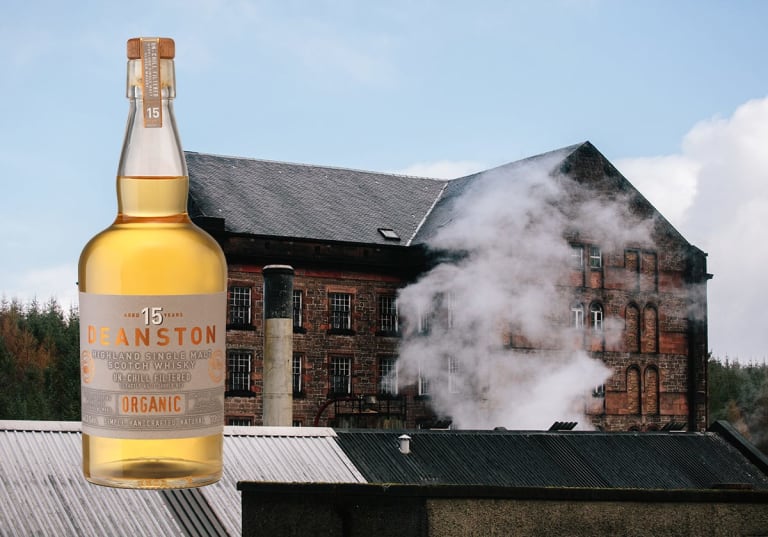 Deanston 15 Years Organic single malt med destilleriet i bakgrunden