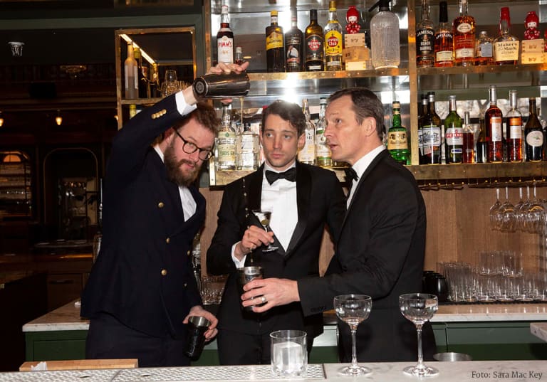 Emil Åreng, Måns Herngren och Adam Lundgren i en bar