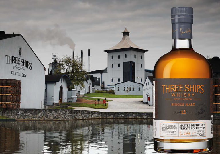 Three Ships 12 Year Old Single Malt och distilleri i bakgrunden