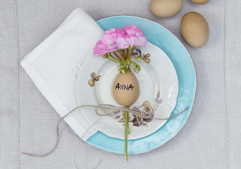 Duka med ägg och pelargoner