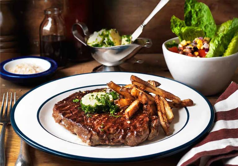 Entrecôte med whiskeysmör och röksaltad pommes frites