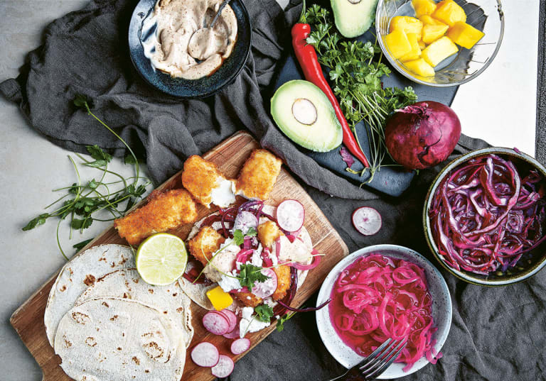 Crispy fish tacos med mango- och avokadosalsa, kålsallad och chipotlemajo