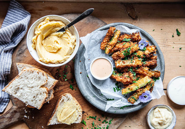 Friterad zucchini med 3 sorters dippsåser