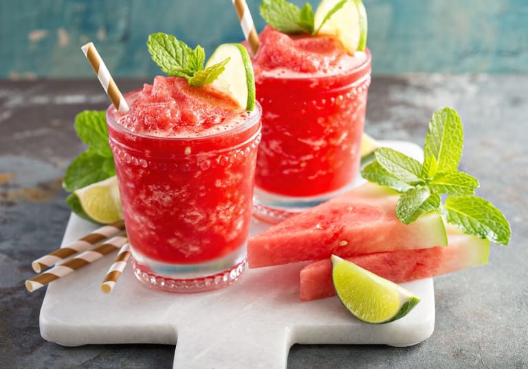 Två Frozen Watermelon Daiquiri på marmorskiva